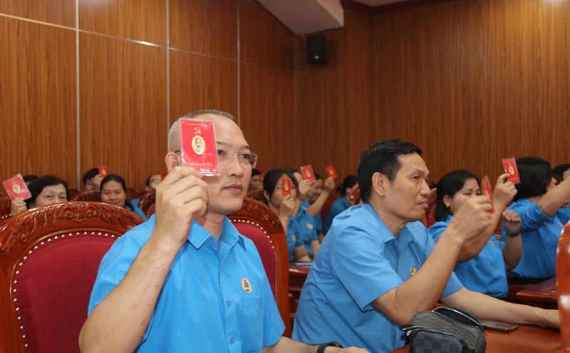 Delegates participating in the vote at the Party Congress of the Nam Dinh Provincial Federation of Labor, term 2025 - 2030. Photo: Nam Dinh Trade Union