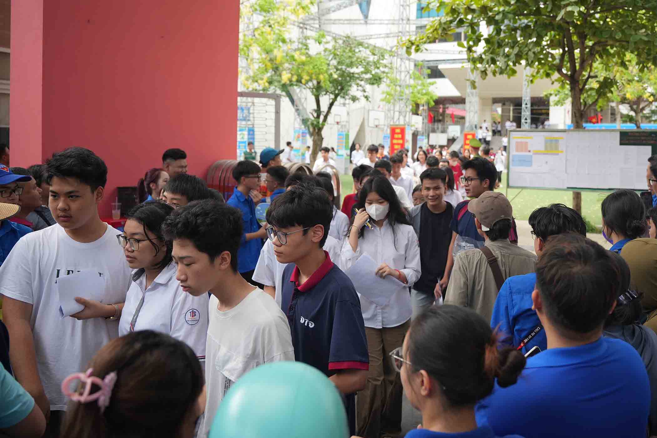 Candidates finish the English exam at My Dinh 1 Secondary School on the afternoon of June 7. Photo: Huu Chanh