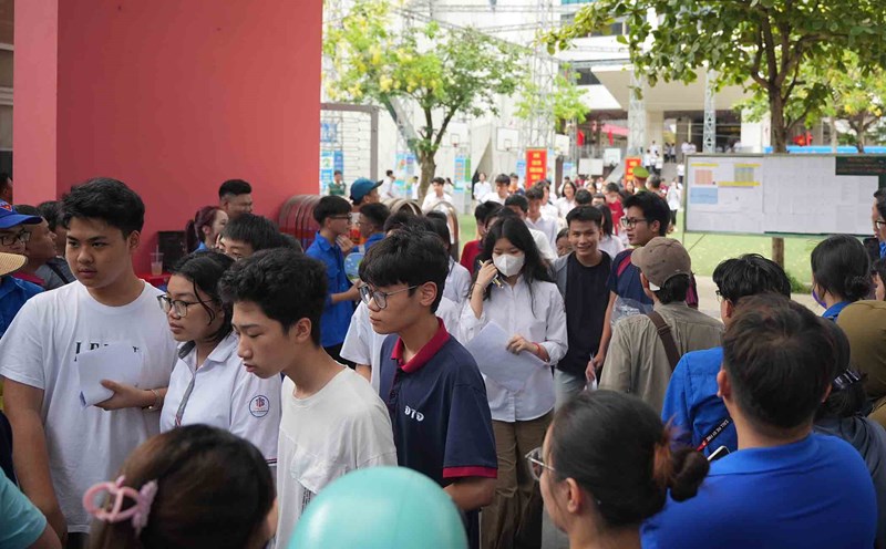 Candidates finish the English exam at My Dinh 1 Secondary School on the afternoon of June 7. Photo: Huu Chanh