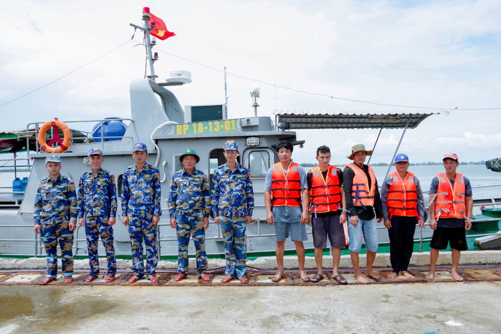 Cac thuyen vien duoc Hai doi 2 Bien phong Soc Trang cuu vot dua vao bo an toan. Anh: Van Long