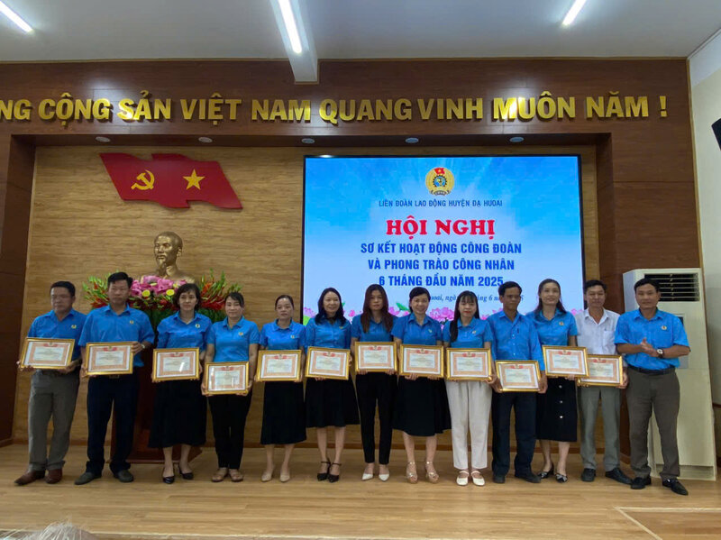 In the 2024 - 2025 school year, 24 grassroots trade unions and 33 cadres and union members of the school sector in Da Huoai district were commended by trade unions at all levels. Photo: Pham Yen