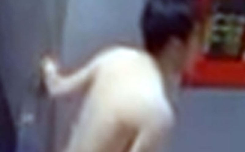 Searching for the identity of the man who was offensive at night. Photo: Cut from security camera