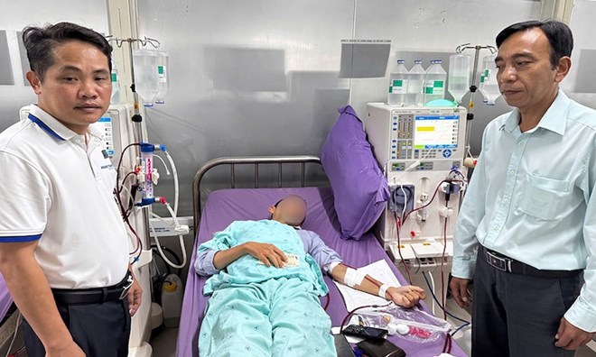 Cấp thẻ bảo hiểm y tế cho người tố cửa hàng C.P bán thịt lợn bệnh, bị chấm dứt hợp đồng