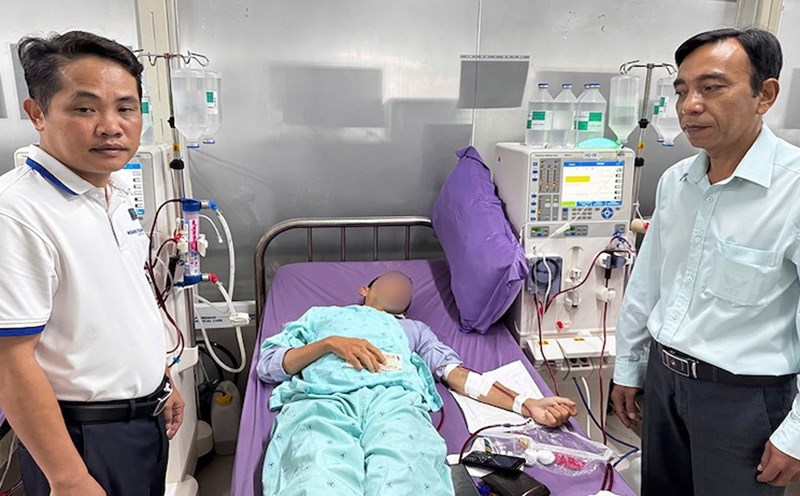 Director of My Xuyen District Social Insurance (right) and leaders of Hoang Tuan General Hospital visited Mr. L.Q.N. Mr. N has been issued a new health insurance card. Photo: Vietnam Social Insurance