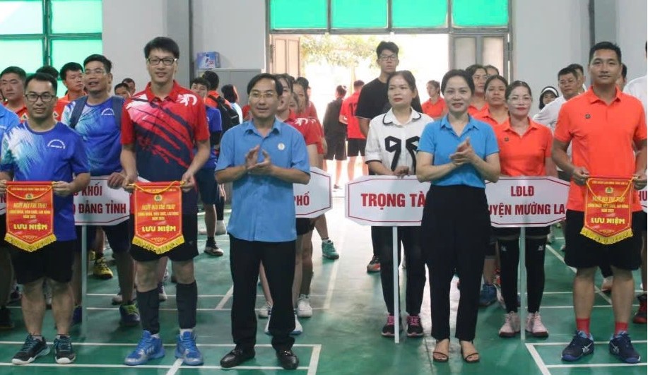 Los organizadores otorgaron banderas de recuerdos a delegaciones que participan en el festival deportivo de trabajadores, funcionarios y mano de obra en 2025. Foto: Minh Nguyen Nguyen