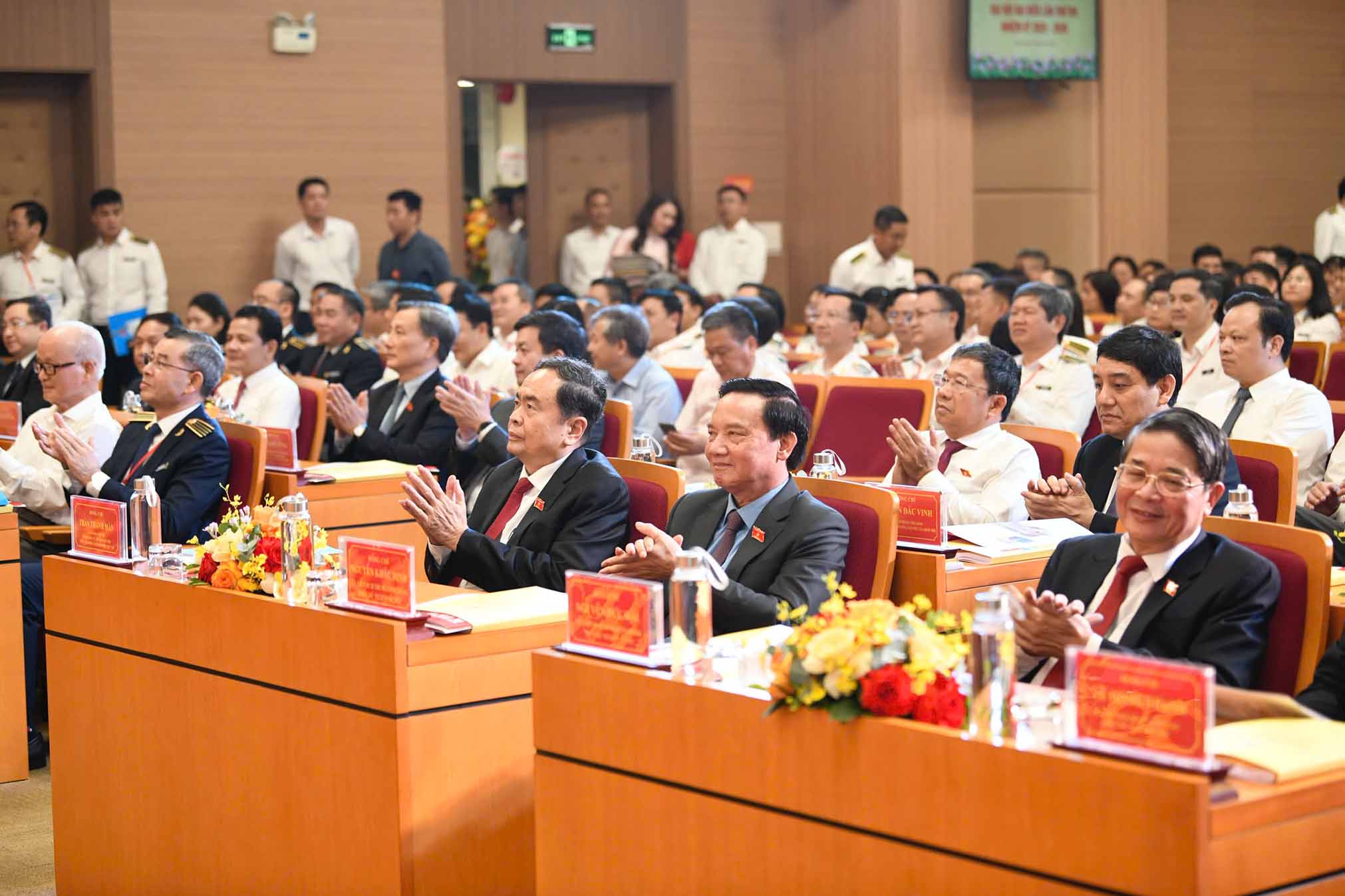 Chu tich Quoc hoi Tran Thanh Man cung cac dai bieu du Dai hoi. Anh: Tung Giang