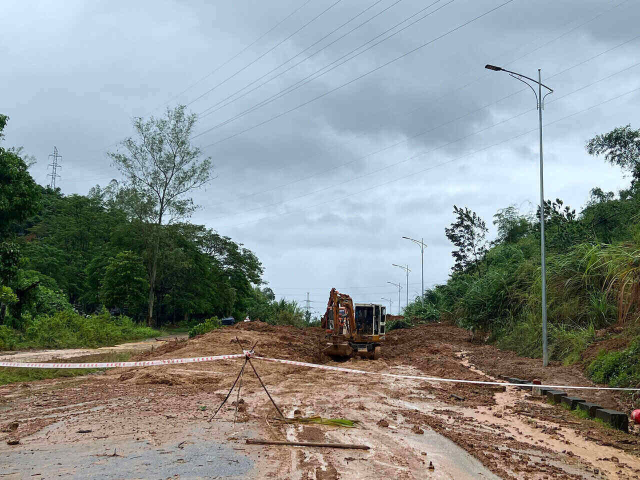 La carretera provincial 433 secciones a traves del distrito DA BAC y la ciudad de Hoa Binh han ocurrido muchos deslizamientos de tierra graves debido a fuertes lluvias en septiembre de 2024. Foto: Dang Tinh