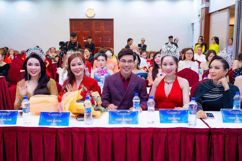 Ban giam khao cuoc thi se la