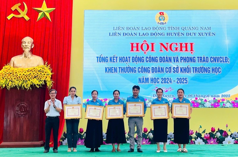 Lanh dao huyen Duy Xuyen, Quang Nam trao giay khen cac tap the, ca nhan xuat sac trong hoat dong cong doan nam 2024. Anh: Phuong Thanh
