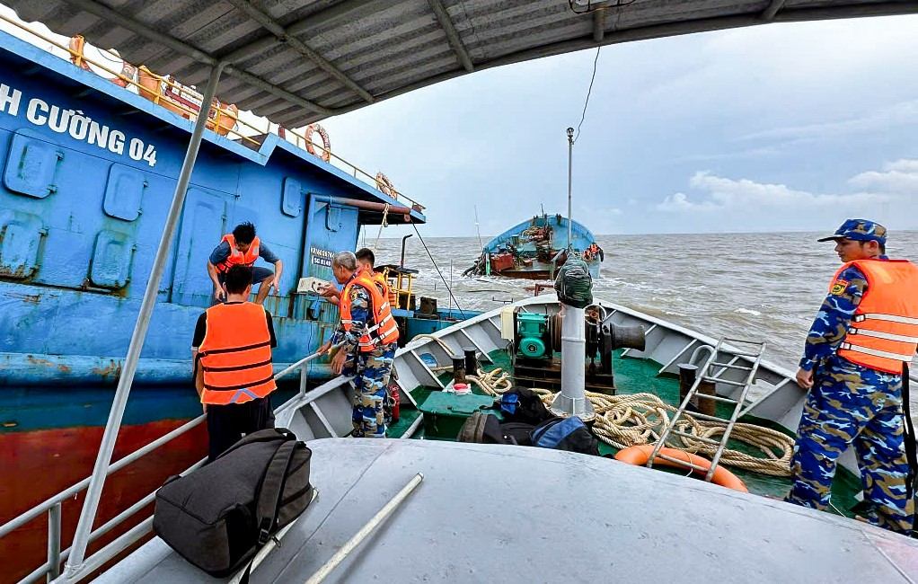 Los miembros de la tripulacion fueron rescatados por los guardias fronterizos a tiempo