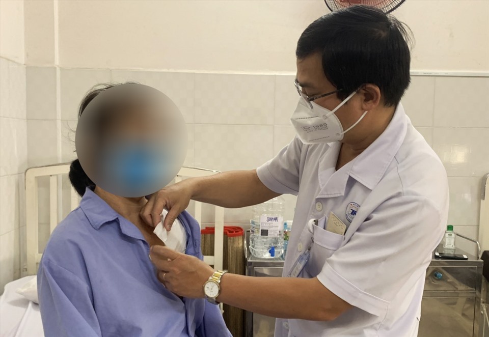 Doctor examines a patient with heart failure. Photo: BVCC