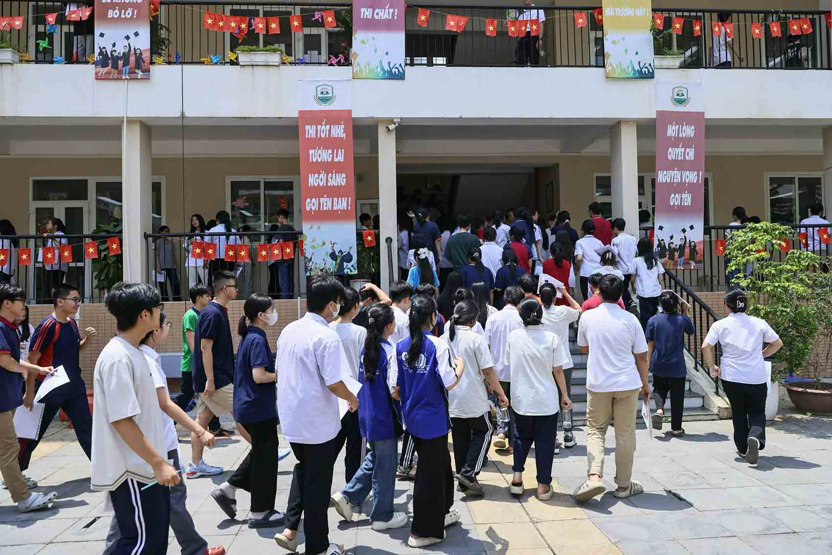 Candidates taking the English exam at the My Dinh High School exam site (Nam Tu Liem district, Hanoi) on the afternoon of June 7. Photo: Hai Nguyen