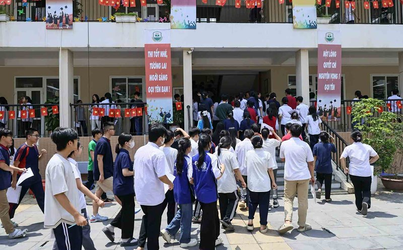 Candidates taking the English exam at the My Dinh High School exam site (Nam Tu Liem district, Hanoi) on the afternoon of June 7. Photo: Hai Nguyen
