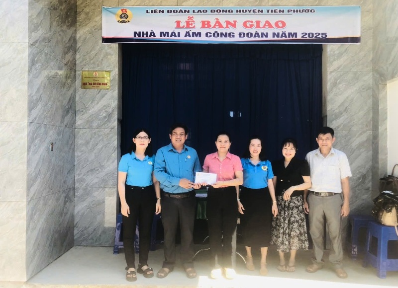 Cong doan huyen Tien Phuoc, Quang Nam tang qua chuc mung gia dinh chi Nguyet co ngoi nha moi khang trang. Anh: Le Diem