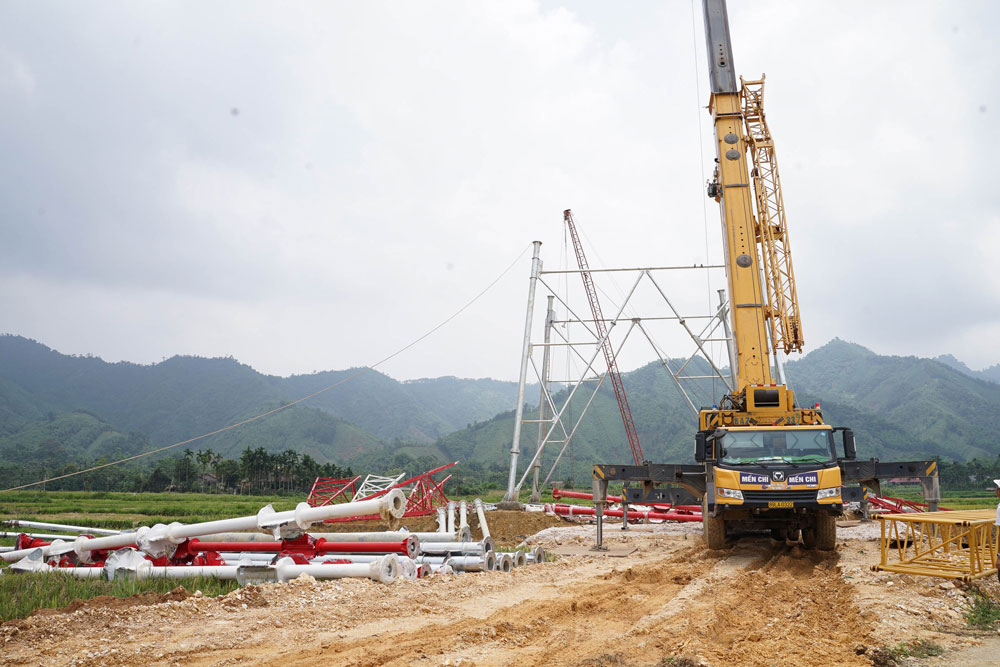 Nhung vi tri co dieu kien mat bang thuan loi dang duoc trien khai lap dung cot ong cao 79m bang cau banh lop can dai.
