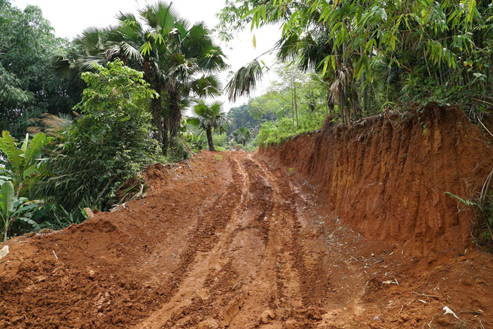 Duong tam vao VT160 co do doc cao, nen dat gap mua de nhao, lun. Nha thau cho biet, ngay ca khi da su dung xich quan banh xe van khong the di chuyen tren duong tam