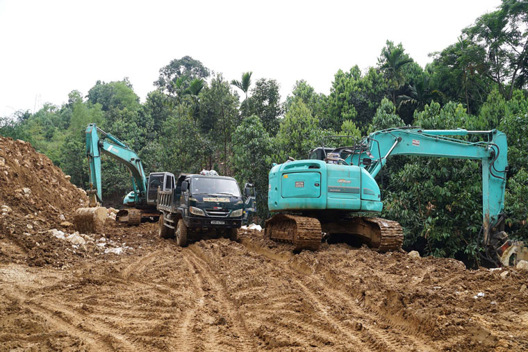 Tren cong truong, nha thau bo tri may moc day du de san sang thi cong khi troi tanh rao. Anh: Minh Nghia