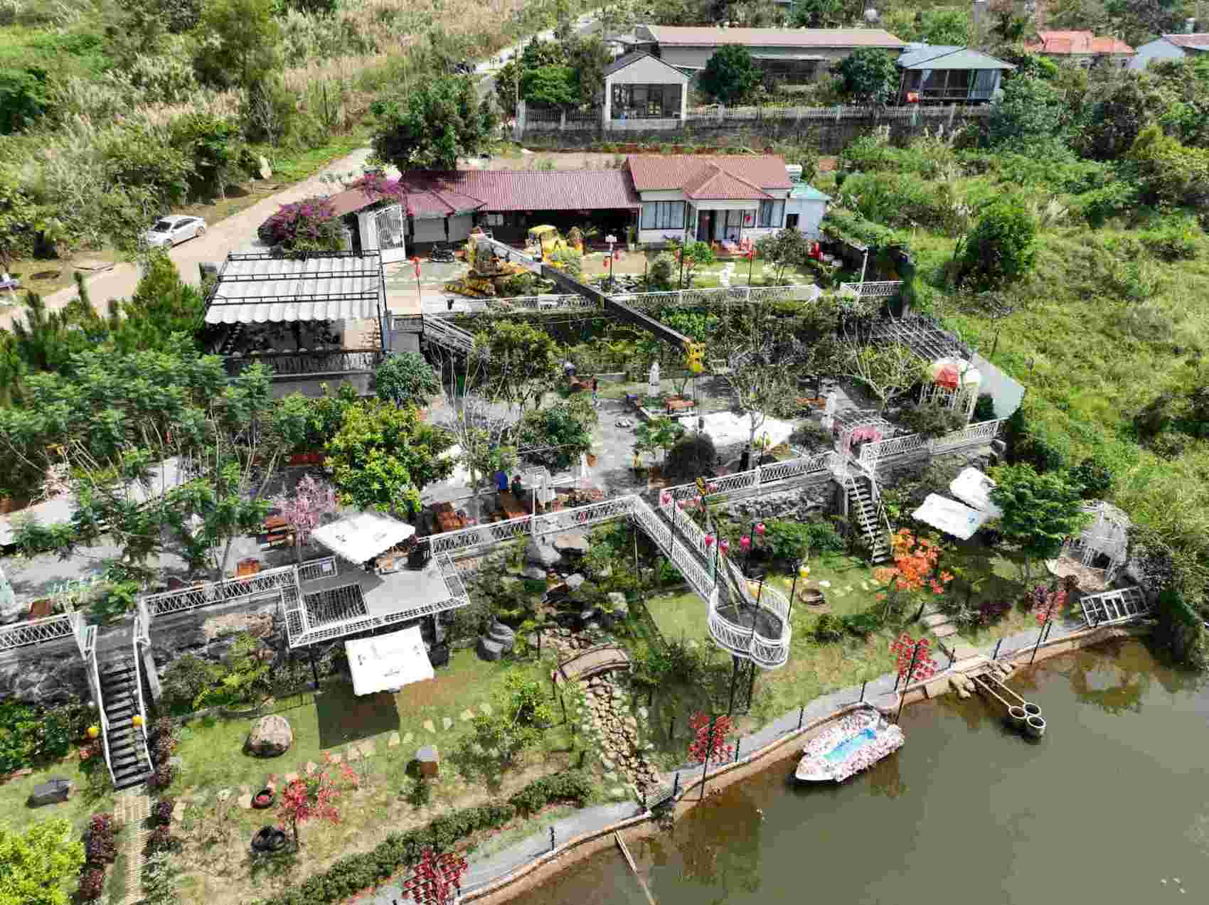 Trabajos de construccion unidos en la sala 1, Bao Loc City. Foto: Lam Hong