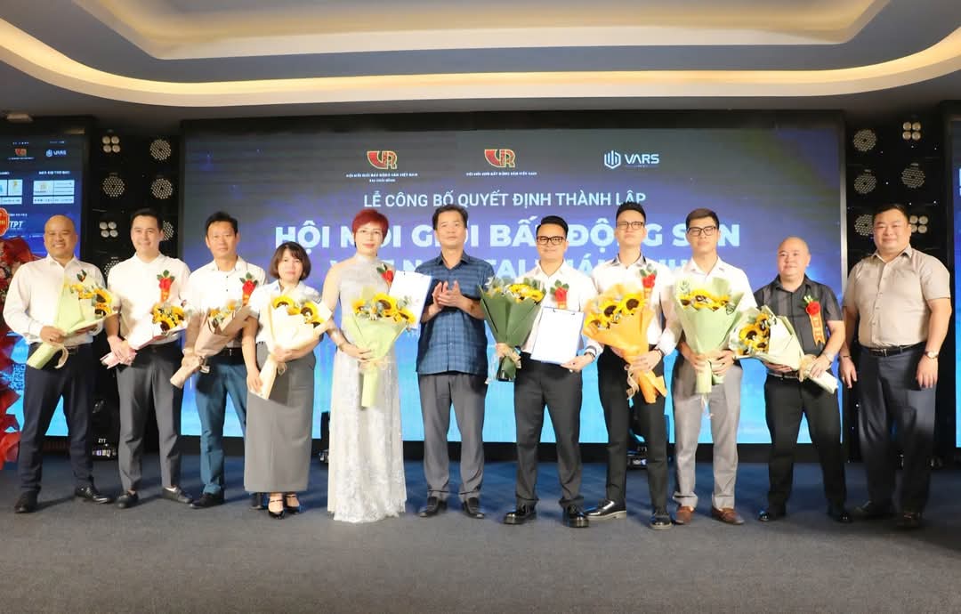 VNREA and VARS leaders presented the decision to establish and presented flowers to congratulate the VARS executive board in Thai Binh. Photo: Phuong Lien