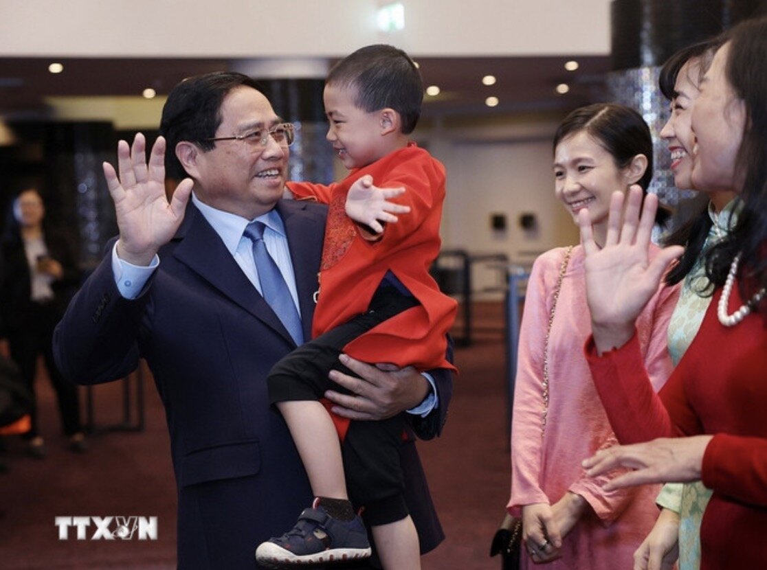 Politburo member and Prime Minister Pham Minh Chinh at a meeting with the Vietnamese community in Estonia. Photo: VNA