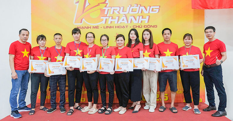 Cong ty Co phan Thoi trang The thao Chuyen nghiep Giao Thuy tri an, vinh danh nguoi lao dong gan bo lau nam. Anh: Cong doan Cong ty.