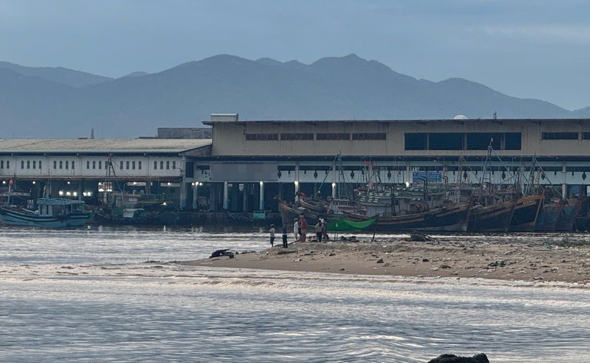Nguoi than tim kiem nam thanh nien mat tich tai cang Phan Thiet. Anh: Duy Tuan