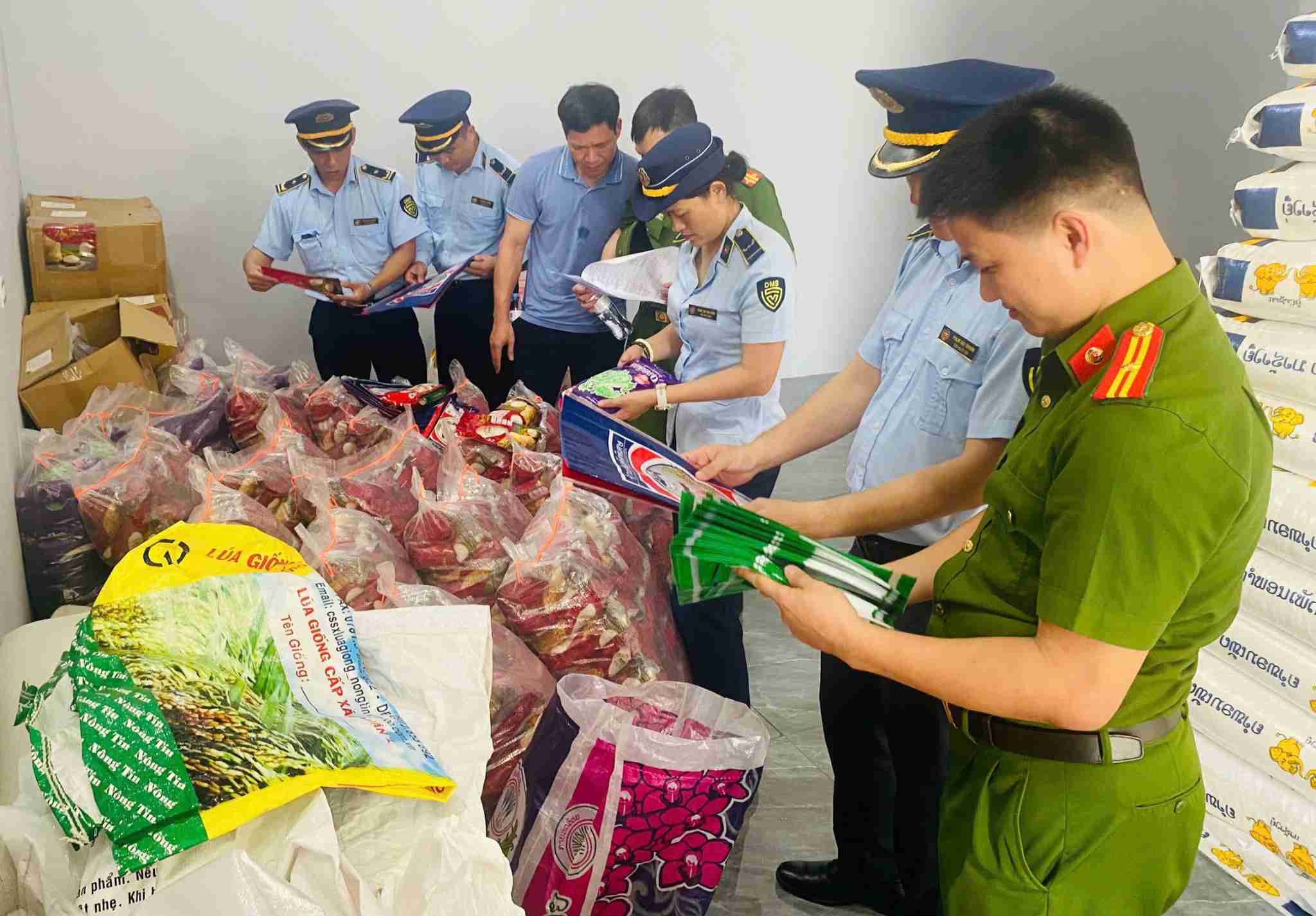 The functional forces of Nghe An province launched an inspection and handling of counterfeit goods, counterfeit goods, and trade fraud. Photo: Ngoc Anh