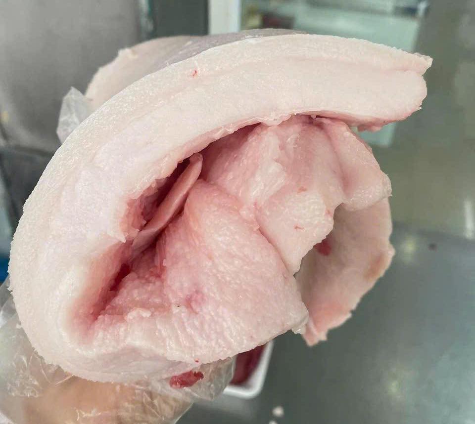 Fatty meat can cause indigestion and reduce sleep quality, so people with difficulty sleeping should limit their intake. Photo: Quang Minh.