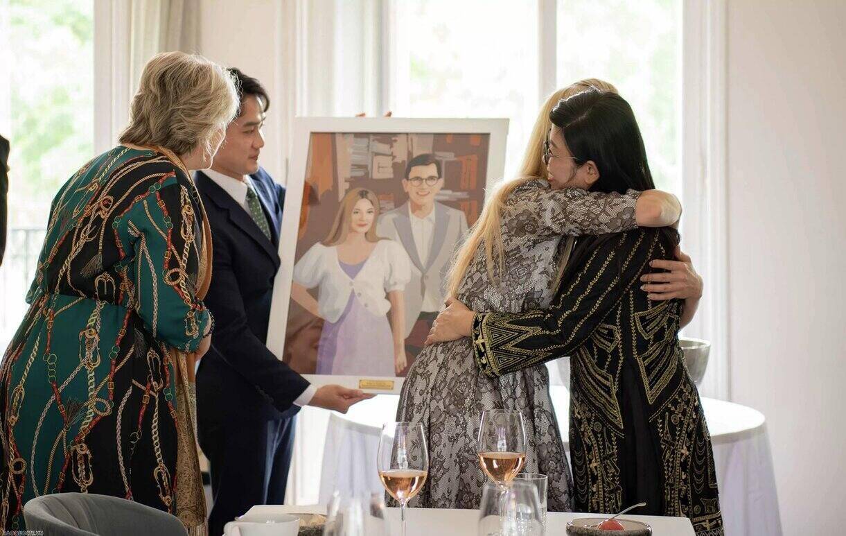 Lady Evelin Oras toco cuando recibio una foto de Lady Le Thi Bich Tran. Foto: Nguyen Hong/periodico internacional