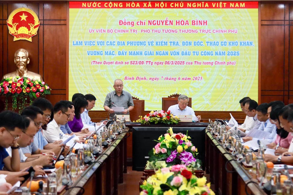 El viceprimer ministro permanente, Nguyen Hoa Binh, trabajo con 9 provincias centrales sobre el desembolso del capital de inversion publica 2025. Foto: Thanh Thanh Thanh Thanh
