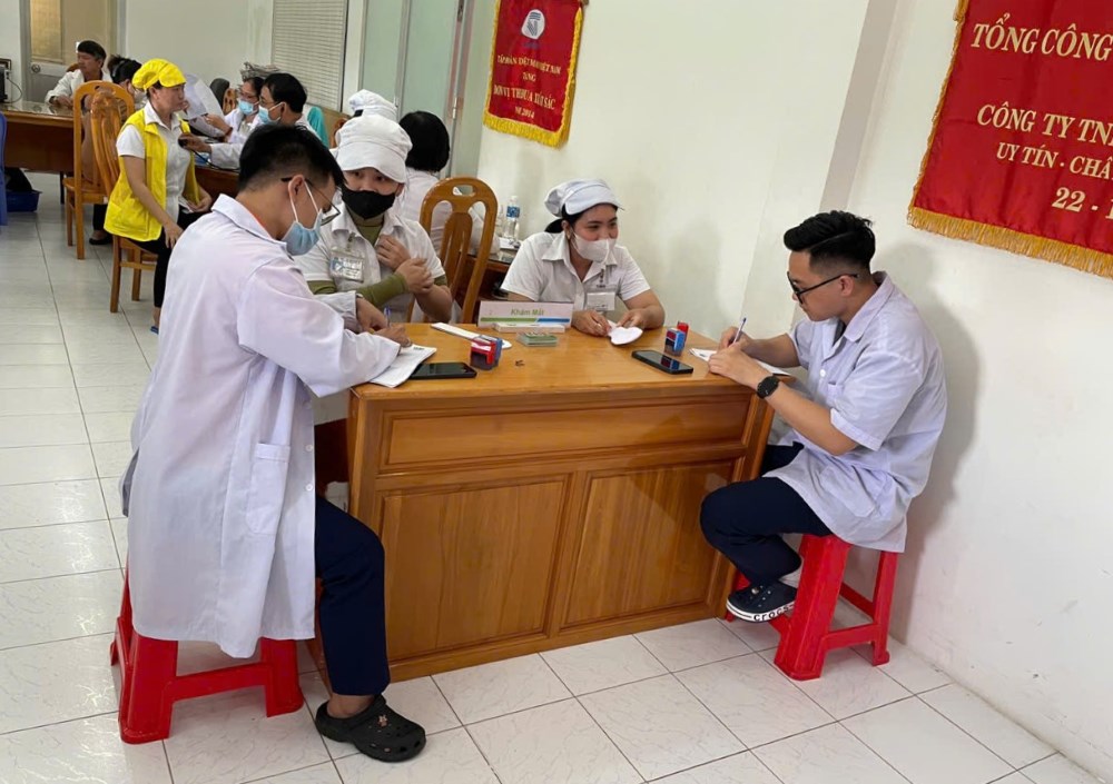 Cac cong nhan duoc kham mat. Anh: Duong Binh