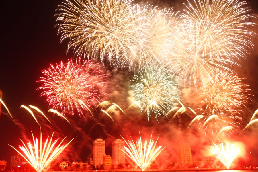 Los fuegos artificiales del equipo vietnamita de la 'Declaracion' 'brilla intensamente en Da Nang Sky. Foto: Tran Thi