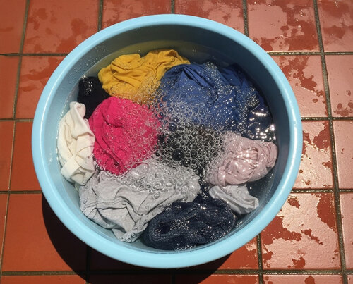 Remojar la ropa antes del lavado ayudara a mantener el color mas duradero. Foto: Thu Lan