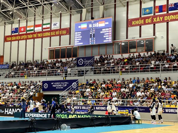 Khan gia den nha thi dau huyen Dong Anh xem AVC Nations Cup 2025. Anh: Minh Duong