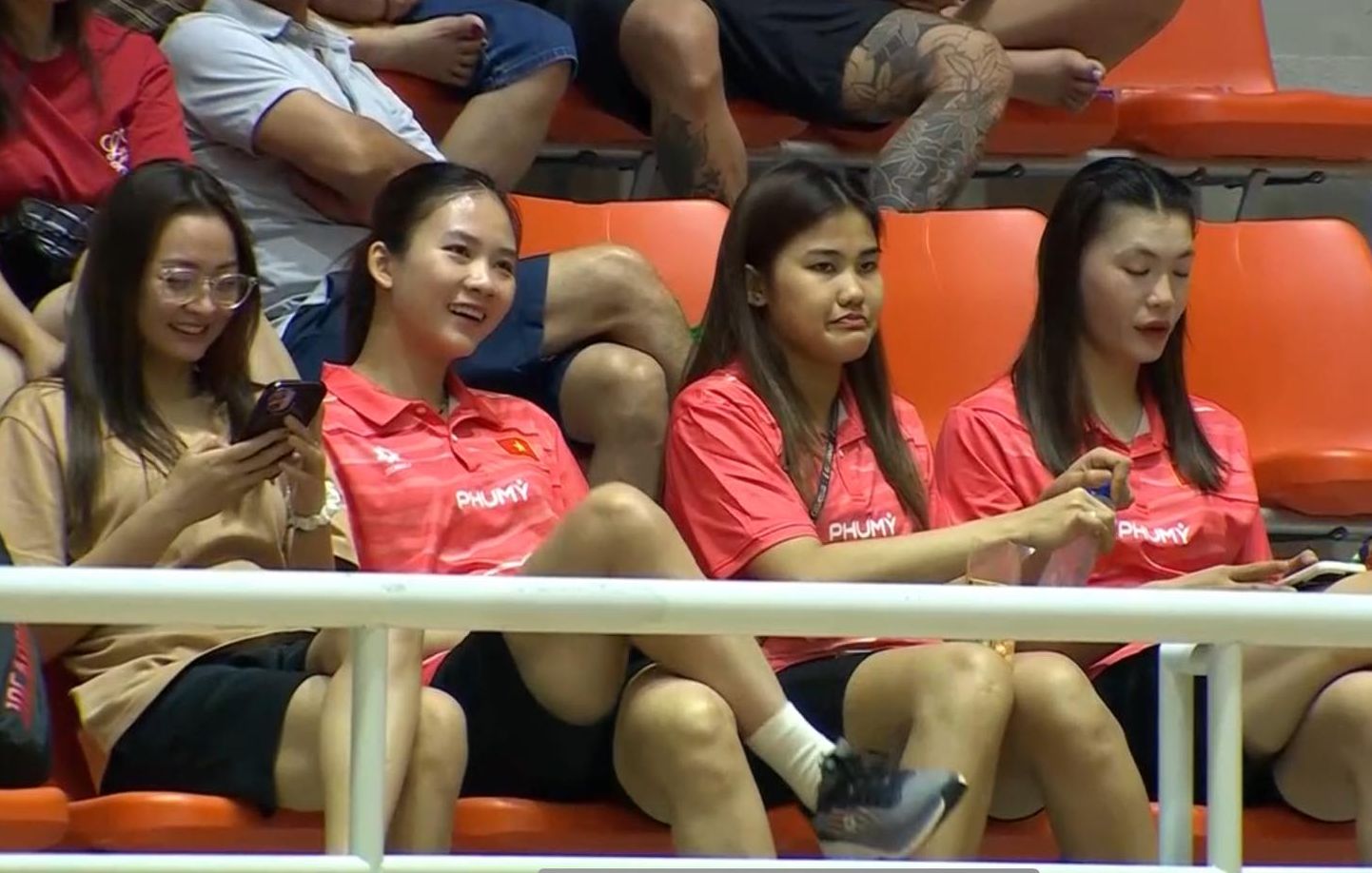 Tra My Tra My de VTV binh dien anhon (segundo desde la derecha) en las gradas del gimnasio del distrito de Dong Anh. Fotos cortadas del video