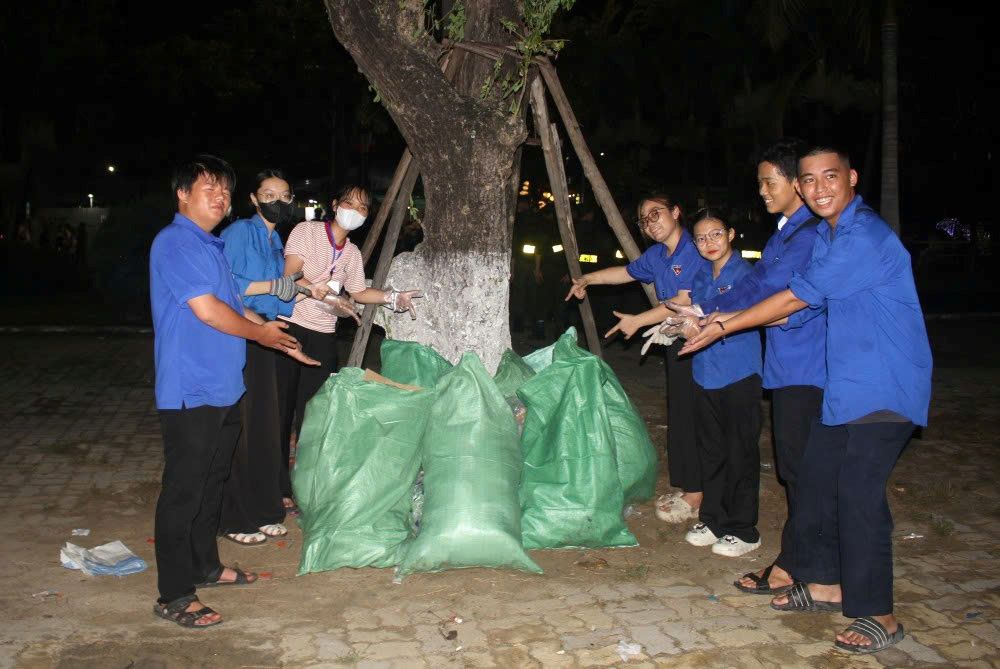 Los voluntarios mantienen a Da Nang siempre verde, limpio y hermoso despues de cada actuacion de fuegos artificiales durante la temporada Diff 2025. Foto: Thanh Huyen