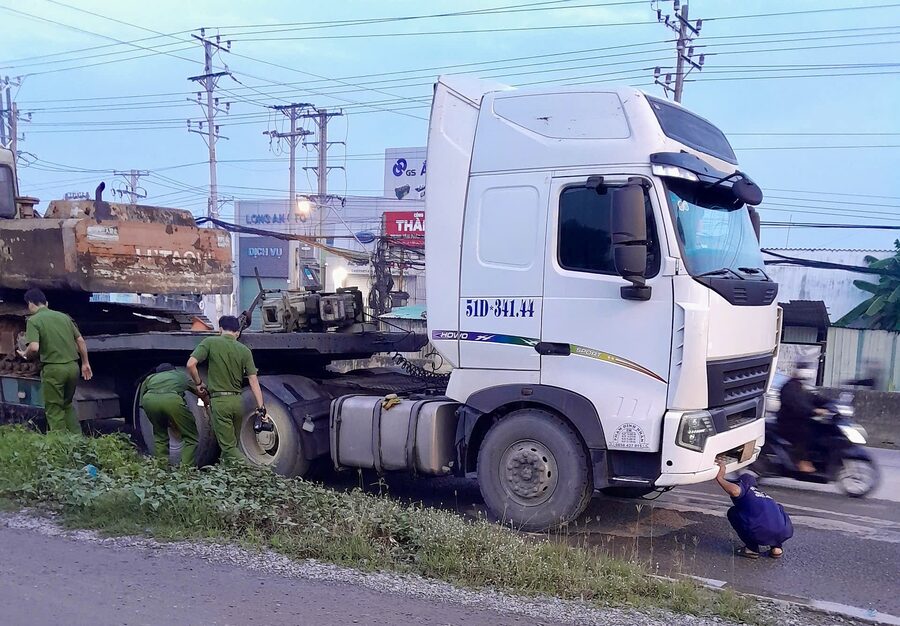 Scene of the traffic accident with a container that killed 2 people. Photo: Duy Minh