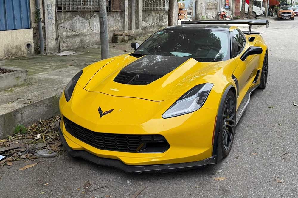 El automovil de alto rendimiento Chevrolet Corvette C7 atrajo la atencion al aparecer en Hanoi. Foto: Revise el superdeportivo