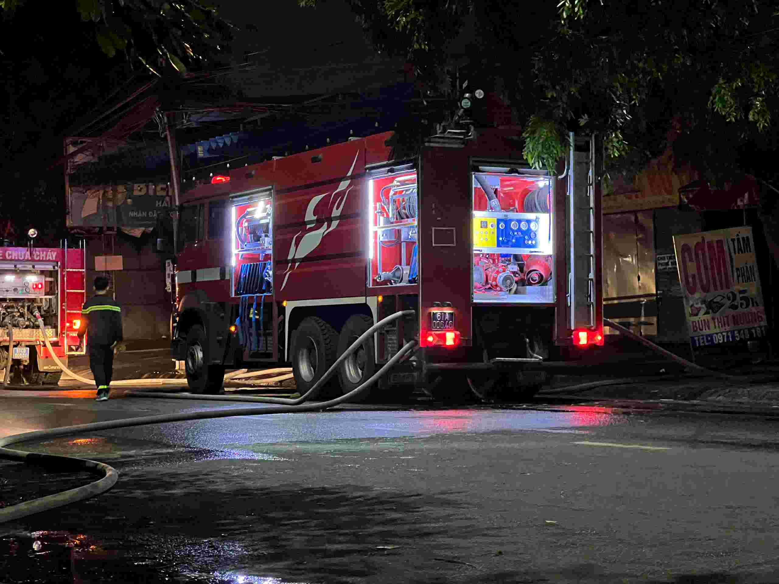 Las fuerzas funcionales movilizaron muchos vehiculos para extinguir el fuego de fuego. Foto: Dinh Trong