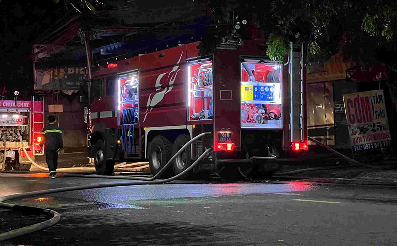 The authorities mobilized many vehicles to put out the fire at the restaurant. Photo: Dinh Trong