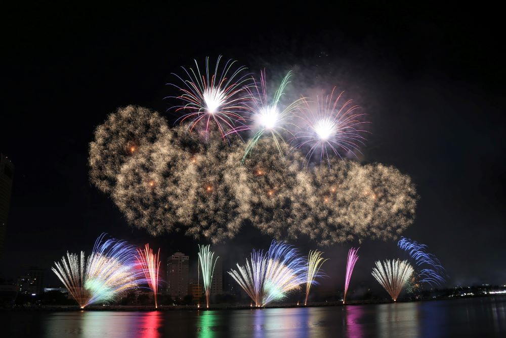 Vietnam - Polonia bailo con fuegos artificiales en el Festival Internacional de fuegos artificiales Da Nang. Foto: Tran Thi