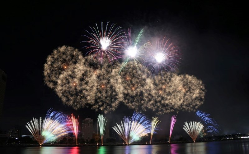Vietnam - Poland dances with fireworks at the Da Nang International Fireworks Festival. Photo: Tran Thi