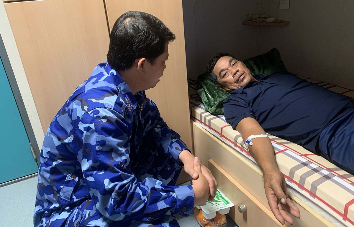 Traiga de inmediato a los pescadores sospechosos de apendicitis aguda a la isla Truong Sa Lon para el tratamiento. Foto: Guardia costera proporcionada
