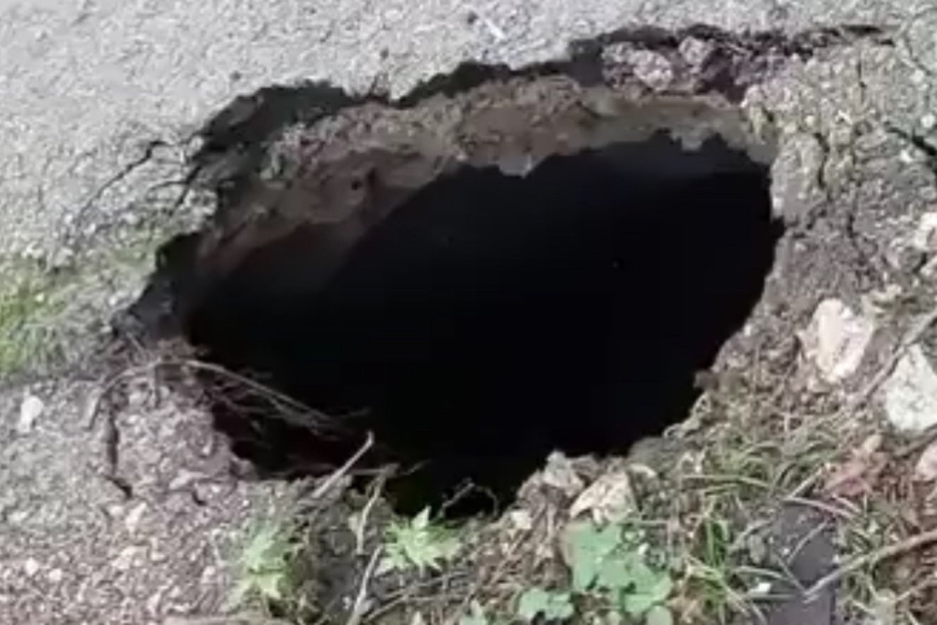 Emergency filling of the death hole at the entrance to Ba Be National Park in Bac Kan. Photo: Nguyen Hung.