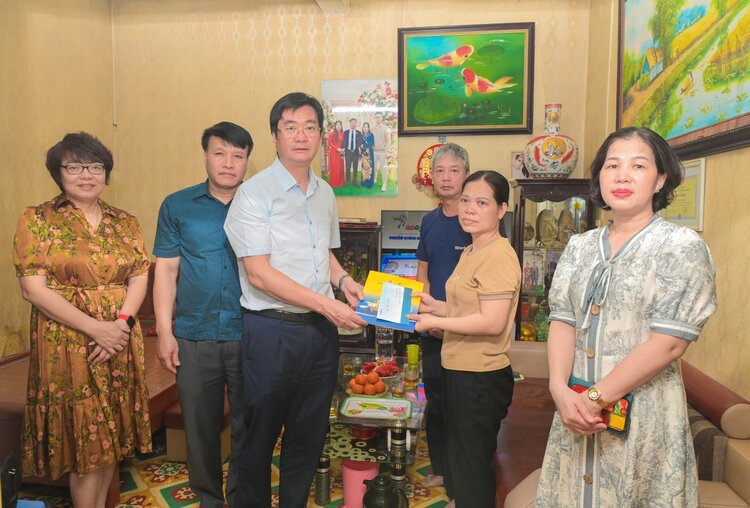 Permanent Vice President of the Vietnam Oil and Gas Trade Union Nguyen Manh Kha presented support to the family of Ms. Khong Thi Hong Van - a worker at Thai Binh Oil and Gas Hotel. Photo: Minh Duc