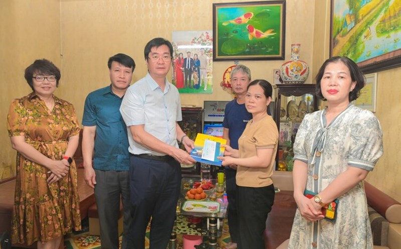 Permanent Vice President of the Vietnam Oil and Gas Trade Union Nguyen Manh Kha presented support to the family of Ms. Khong Thi Hong Van - a worker at Thai Binh Oil and Gas Hotel. Photo: Minh Duc