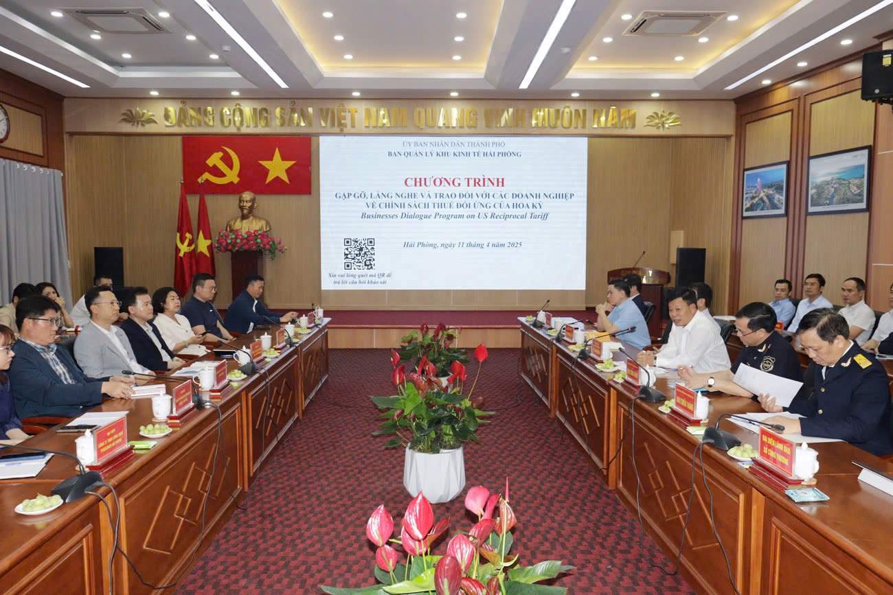 Ban Quan ly Khu kinh te Hai Phong doi thoai voi doanh nghiep ve chinh sach thue cua Hoa Ky. Ảnh: Cong TTDT Hai Phong