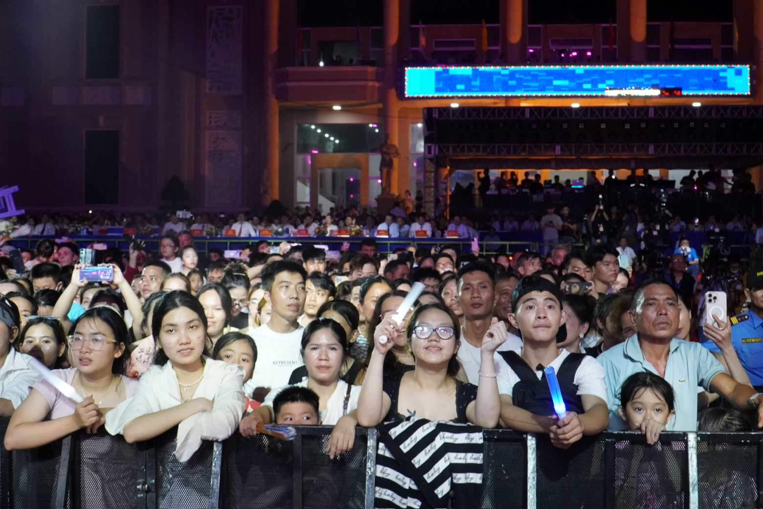 Khan gia doi theo chuong trinh nghe thuat Nha Trang Say Hi. Anh: Phuong Linh