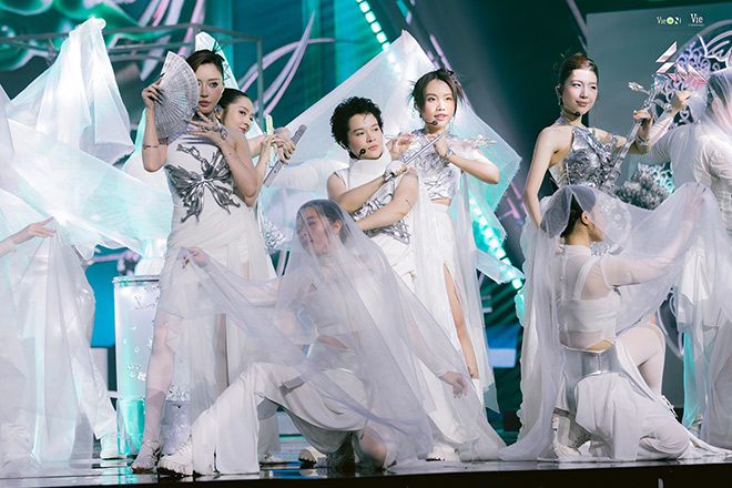Doi cua Bich Phuong trong live stage dau tien. Anh: Nha san xuat Em xinh say hi
