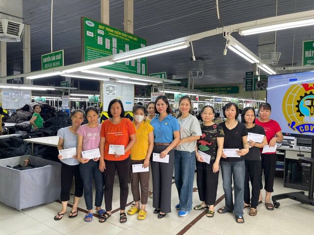 The Trade Union of Nam Dinh Textile and Garment Corporation visited and presented gifts to workers at the factory. Photo: Thu Thuy